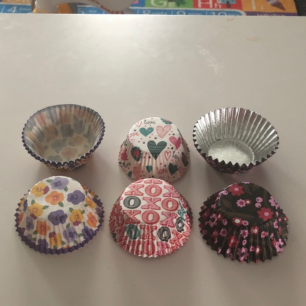 📦 Valentines Flowers & Hearts Baking Cups